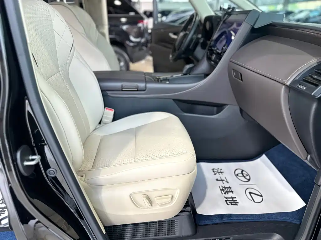 Toyota Alphard 2023 — фото 16