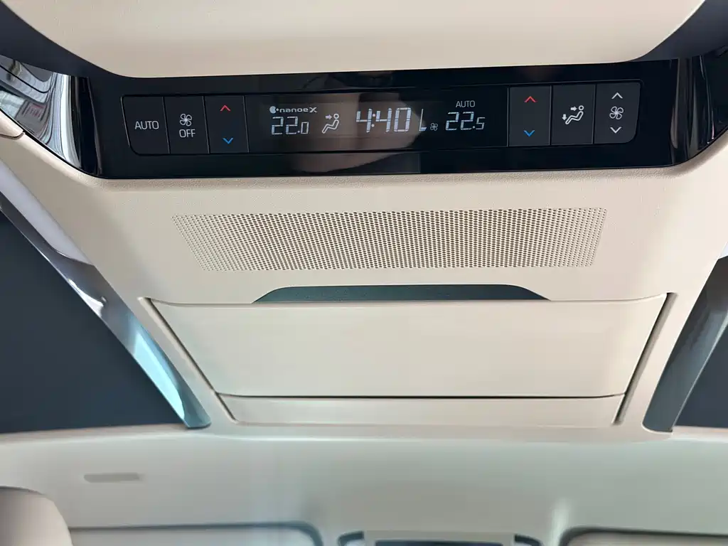 Toyota Alphard 2023 — фото 23