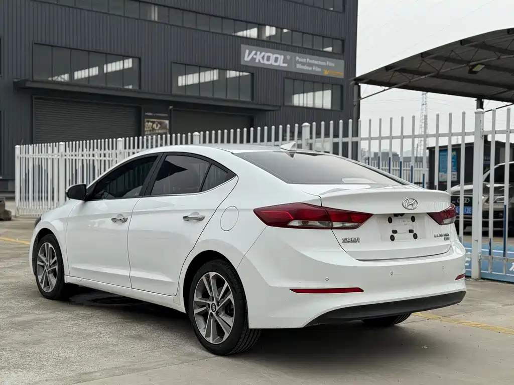Hyundai Elantra 2016 — фото 4