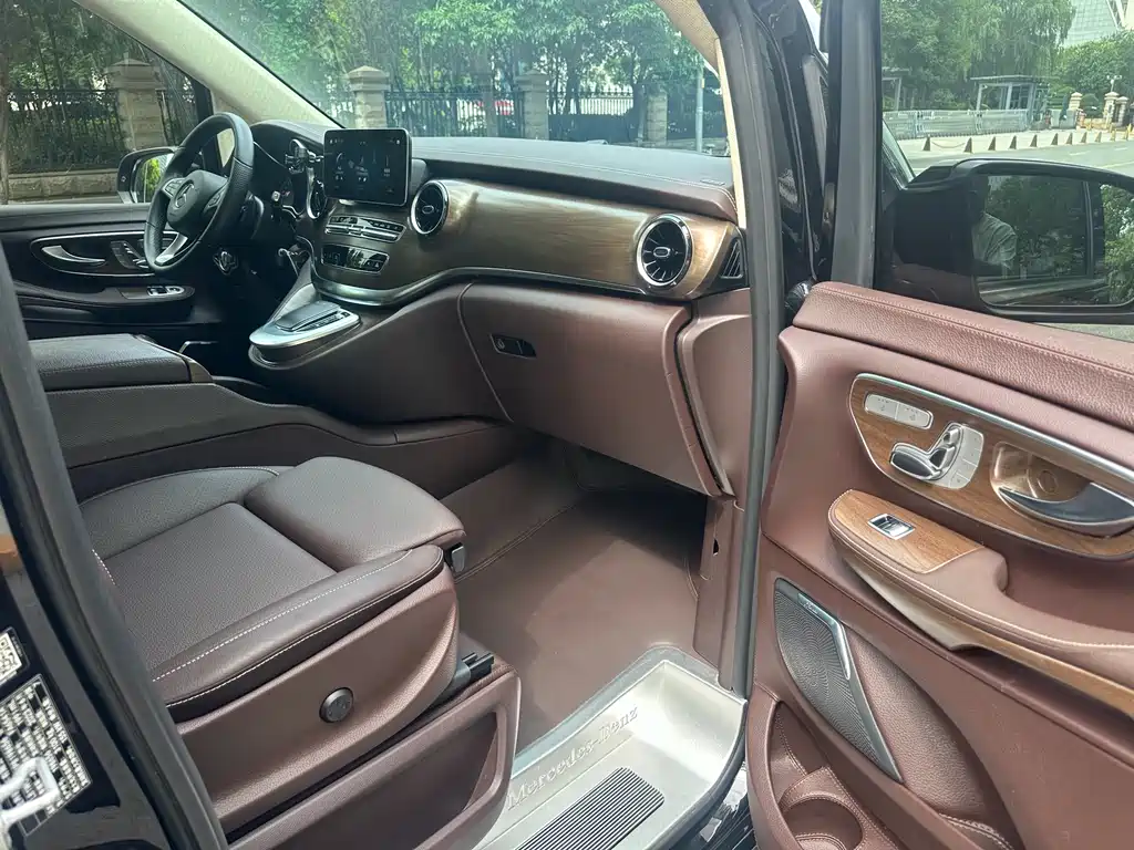 Mercedes-Benz V-Class 2023 — фото 12