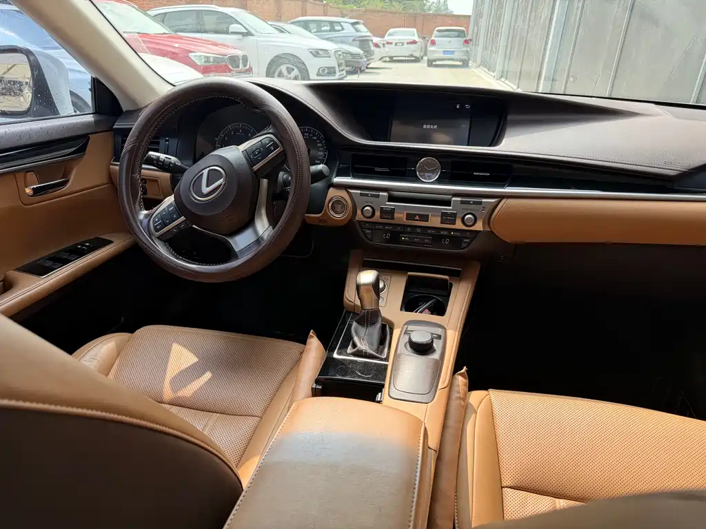 Lexus ES 2015 — фото 12
