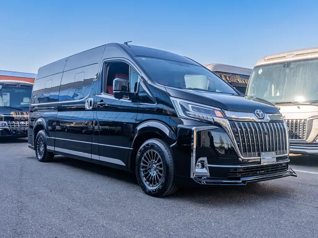Toyota Hiace 2024 — фото 3