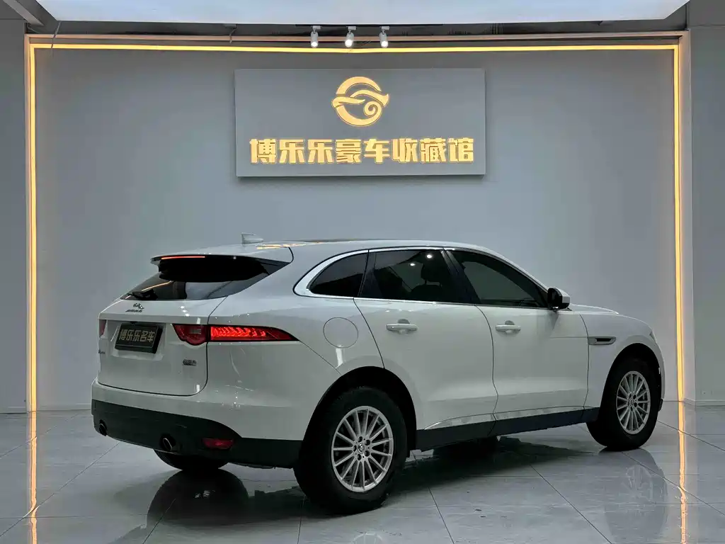 Jaguar F-PACE 2018 — фото 16
