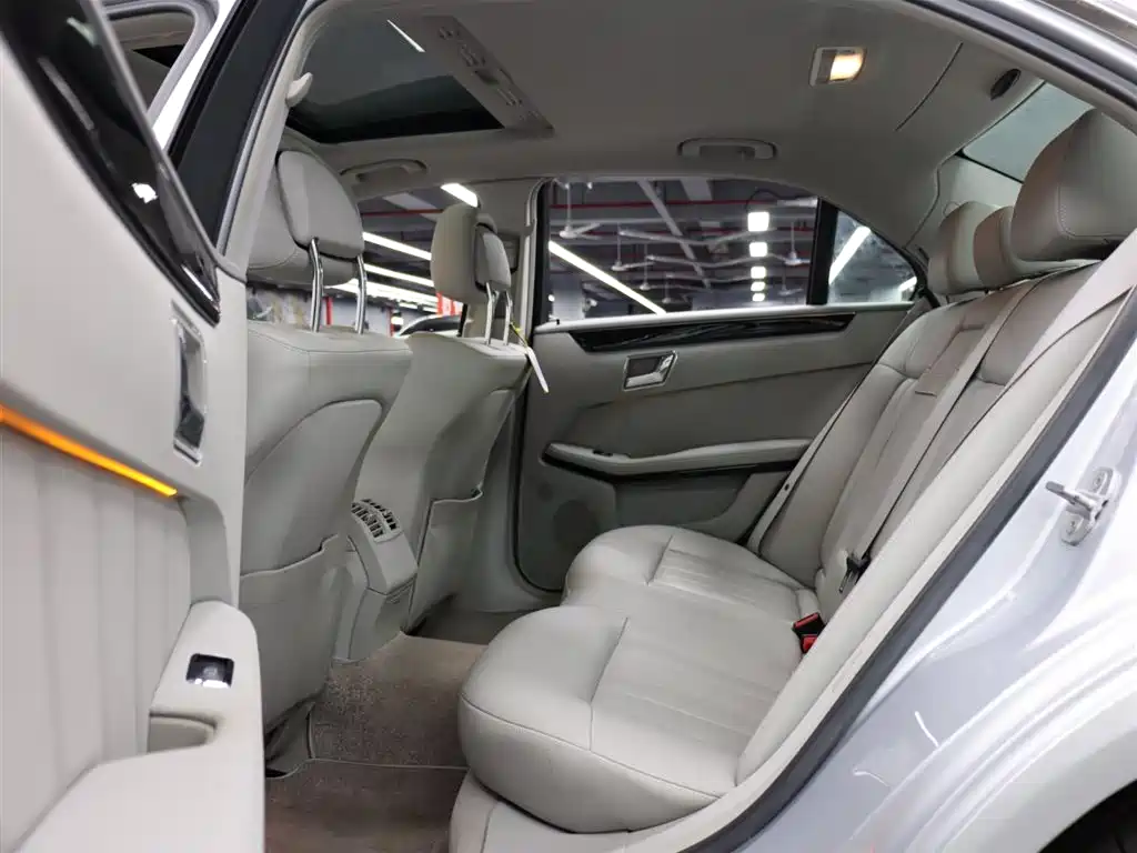 Mercedes-Benz E-Class 2010 — фото 20