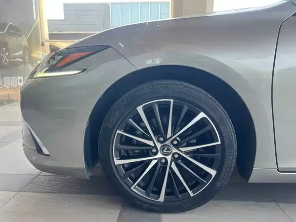 Lexus ES 2022