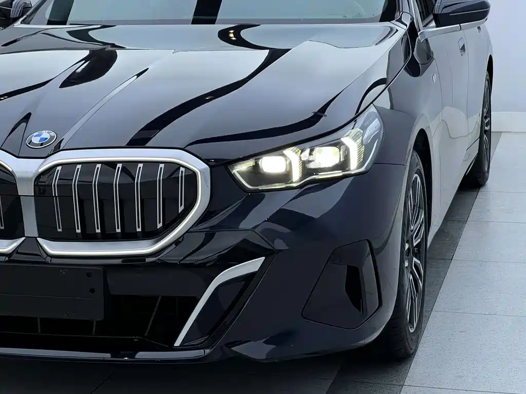 BMW 5 Series 2025 — фото 4
