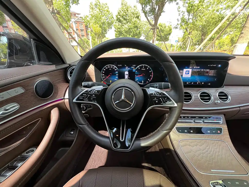 Mercedes-Benz E-Class 2023 — фото 13