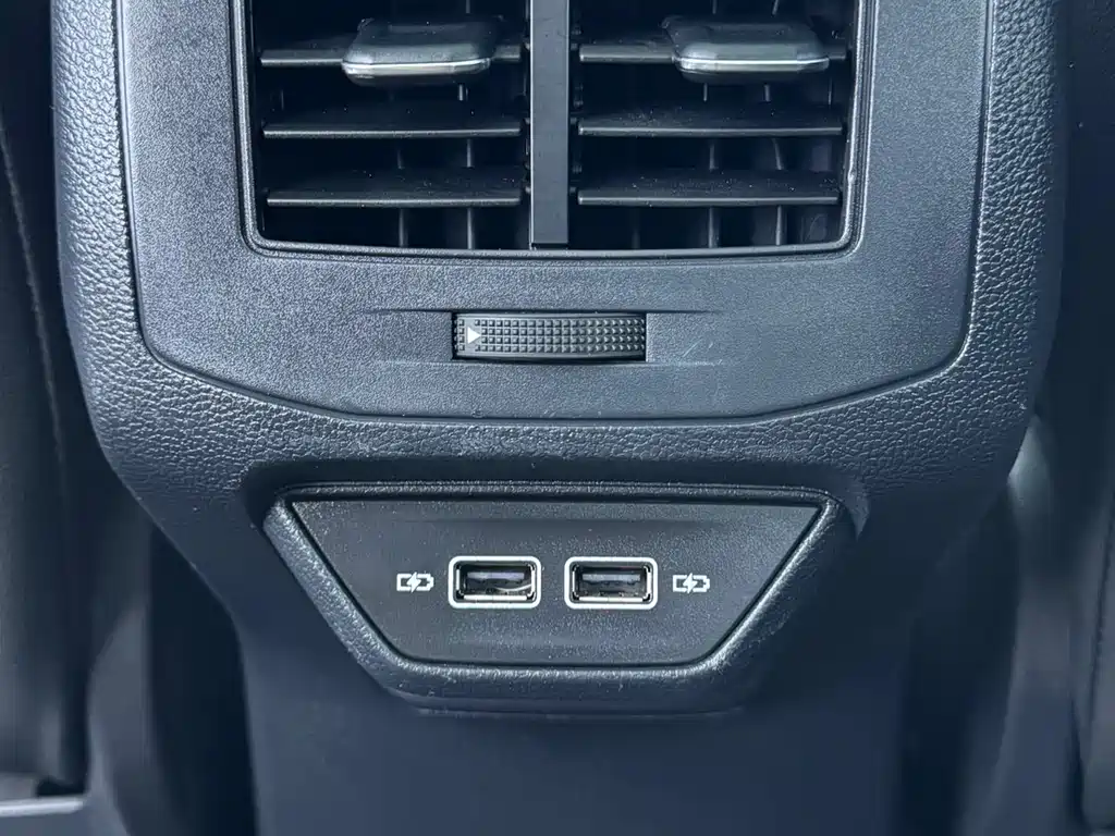 Volkswagen T-Roc 2023 — фото 12
