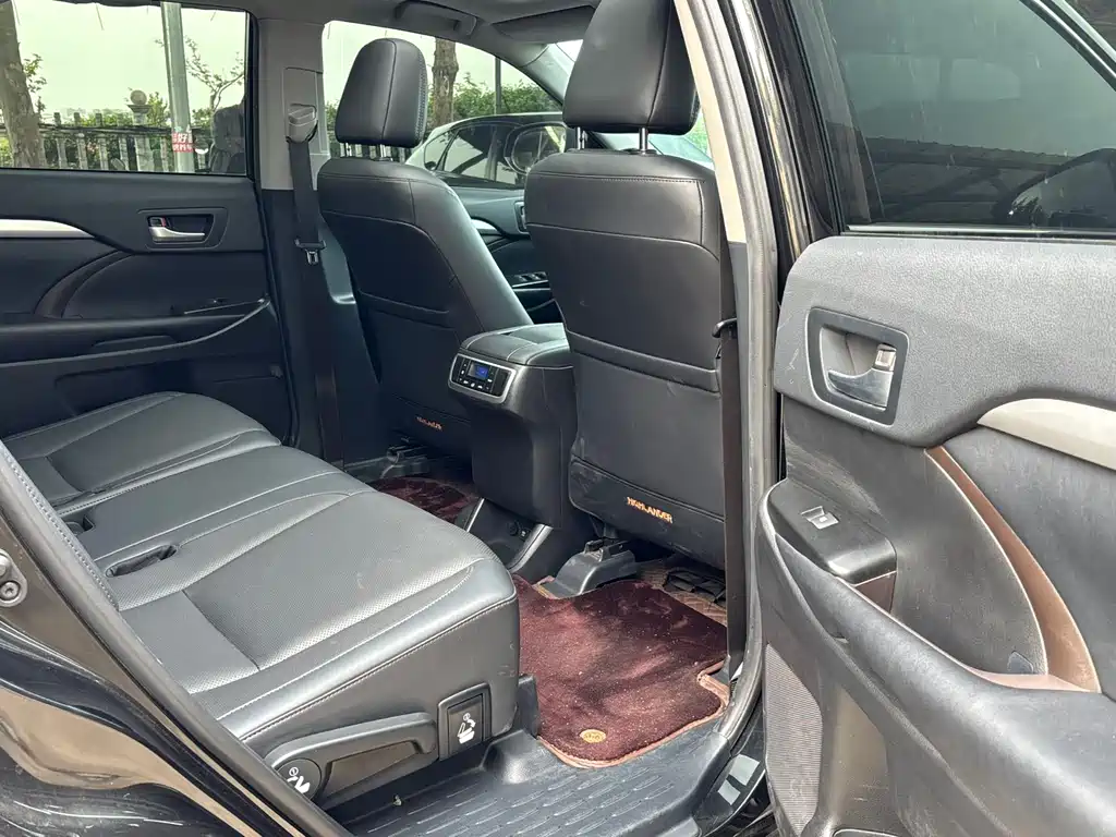 Toyota Highlander 2022 — фото 13