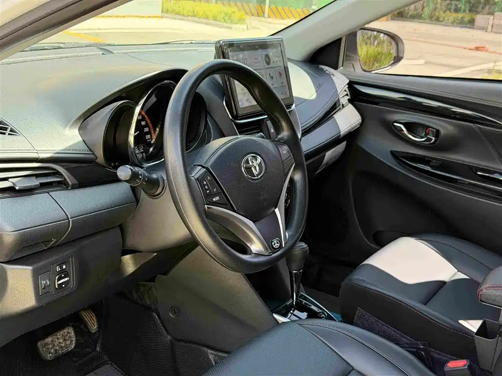 Toyota Yaris L 2023 — фото 11