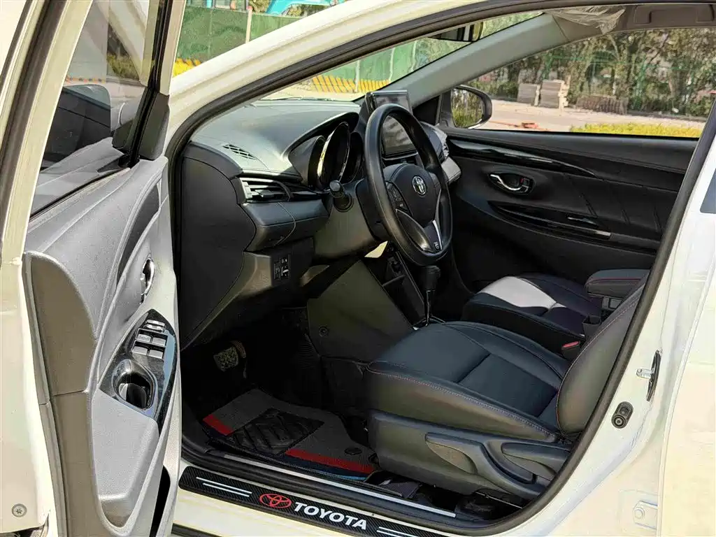 Toyota Yaris L 2023