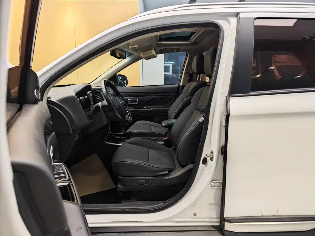 Mitsubishi Outlander 2019 — фото 14