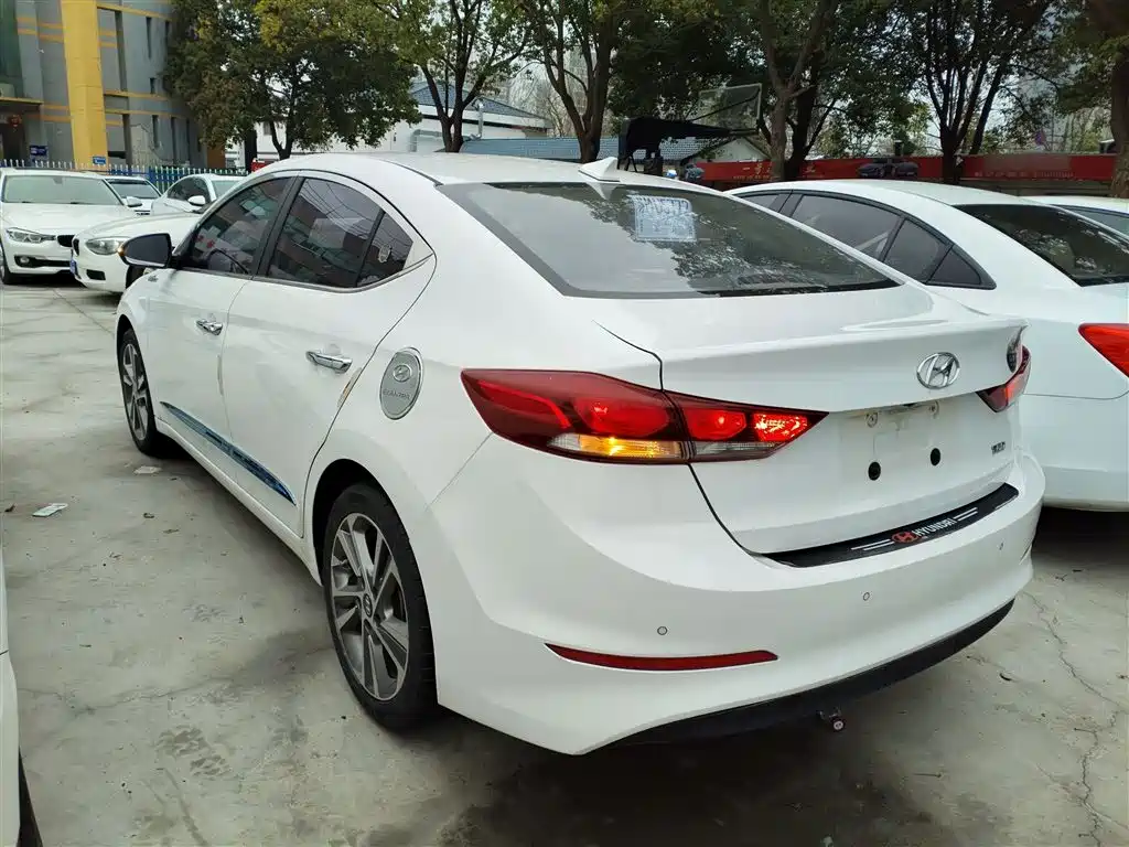 Hyundai Elantra 2017 — фото 23
