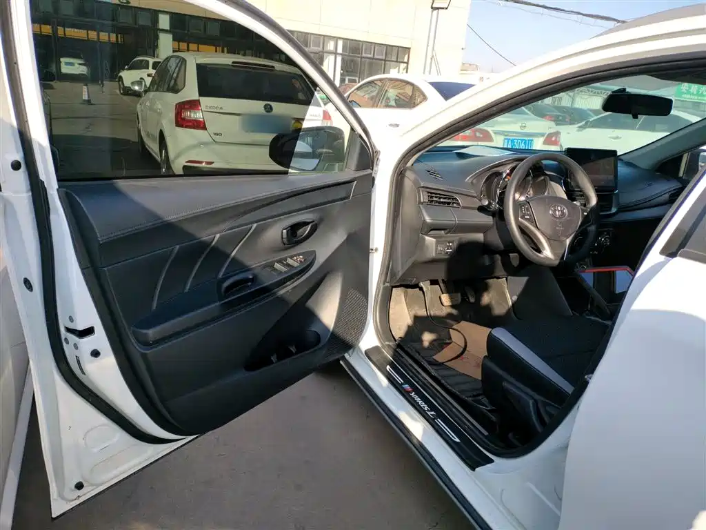 Toyota Yaris L 2022 — фото 16