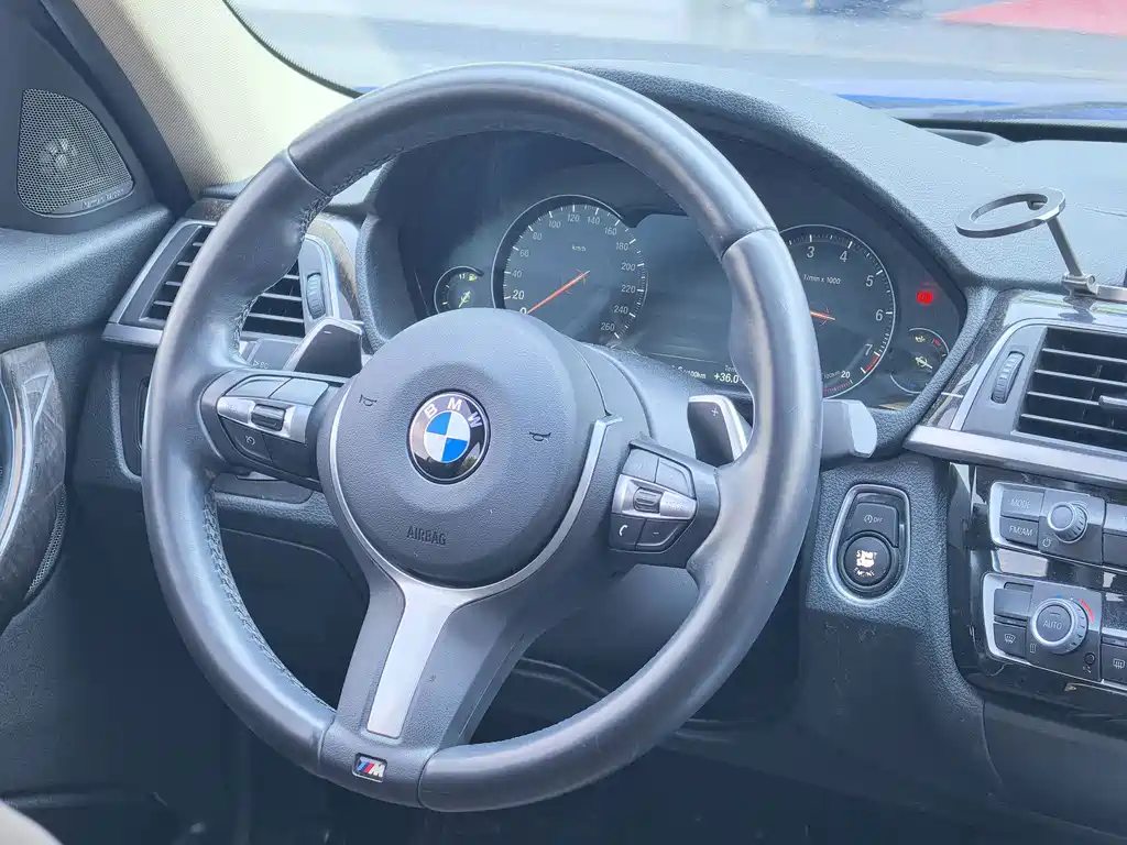 BMW 3 Series 2018 — фото 14