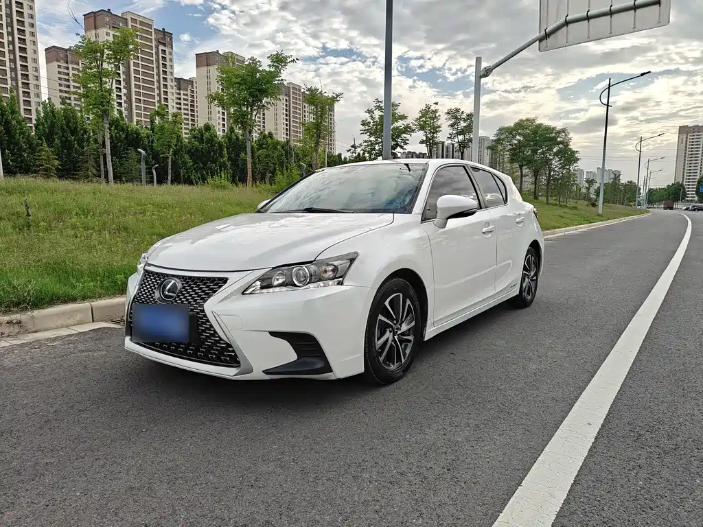 Lexus CT 2018 — фото 1