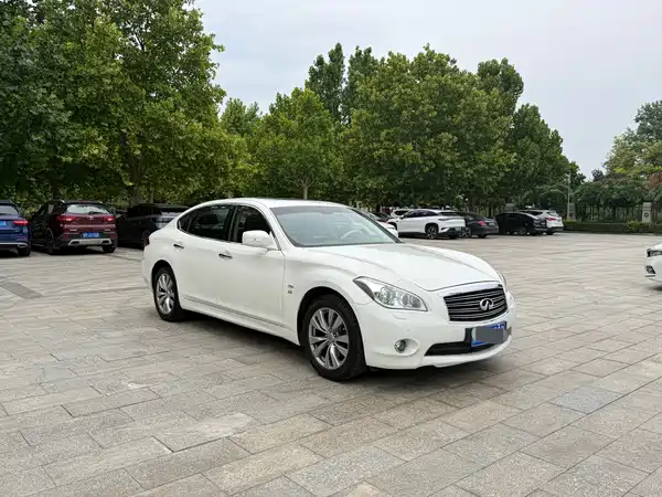 Infiniti Q70 2014