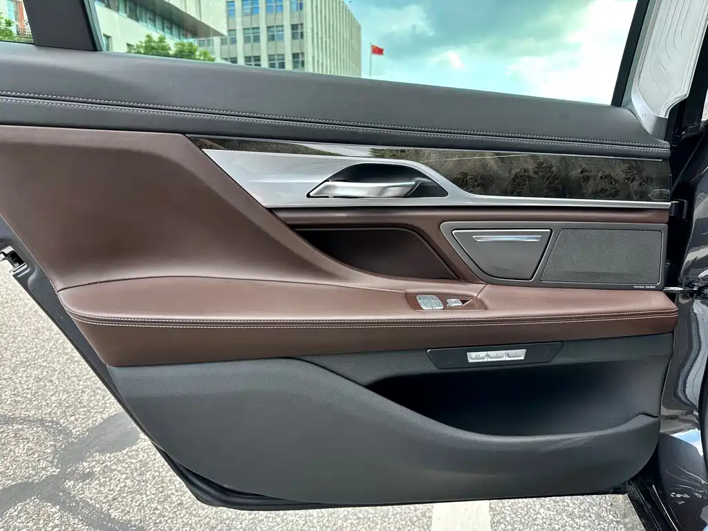 BMW 7 Series 2016 — фото 18