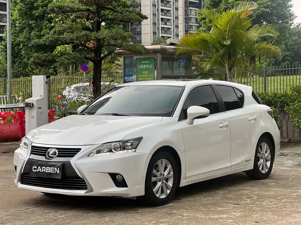 Lexus CT 2017 — фото 1