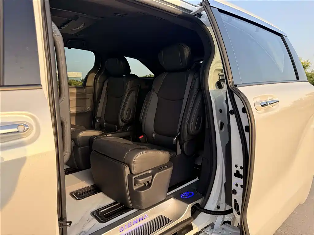 Toyota Sienna 2023 — фото 14