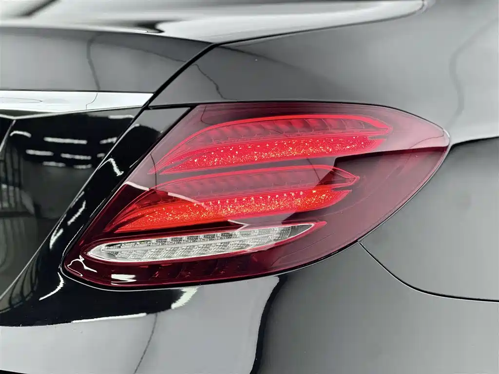 Mercedes-Benz E-Class 2018 — фото 16