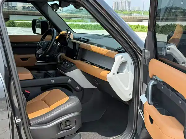 Land Rover Defender 2024