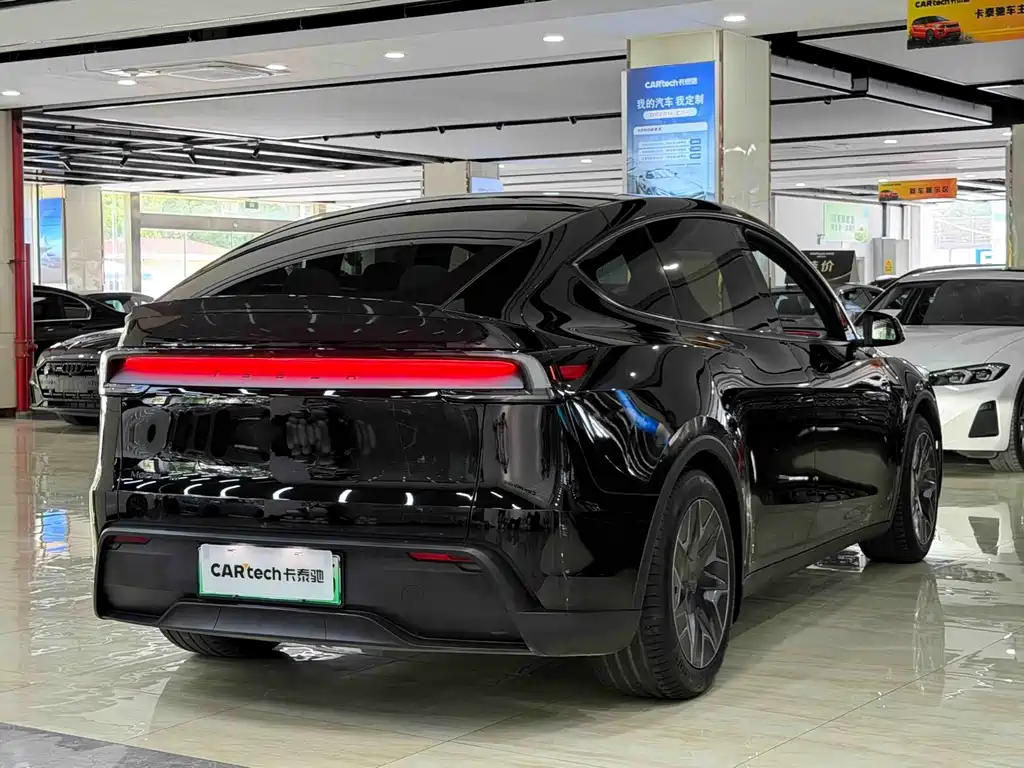 Tesla Model Y L 2026 — фото 5
