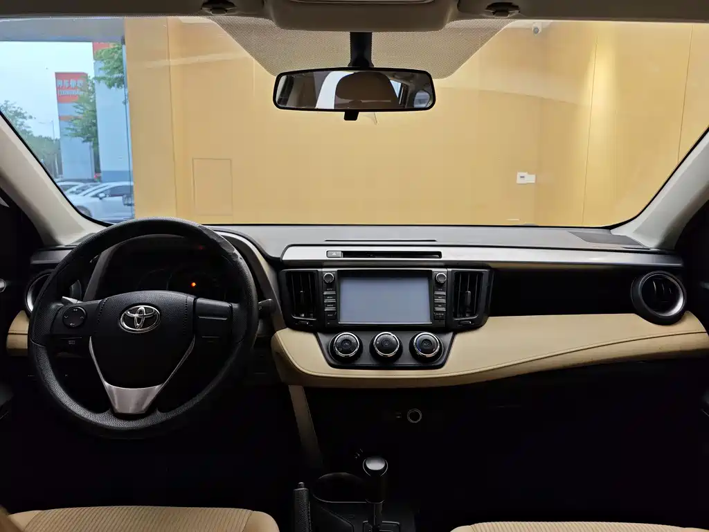 Toyota RAV4 2017 — фото 19