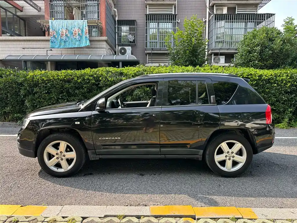 Jeep Compass 2011 — фото 4