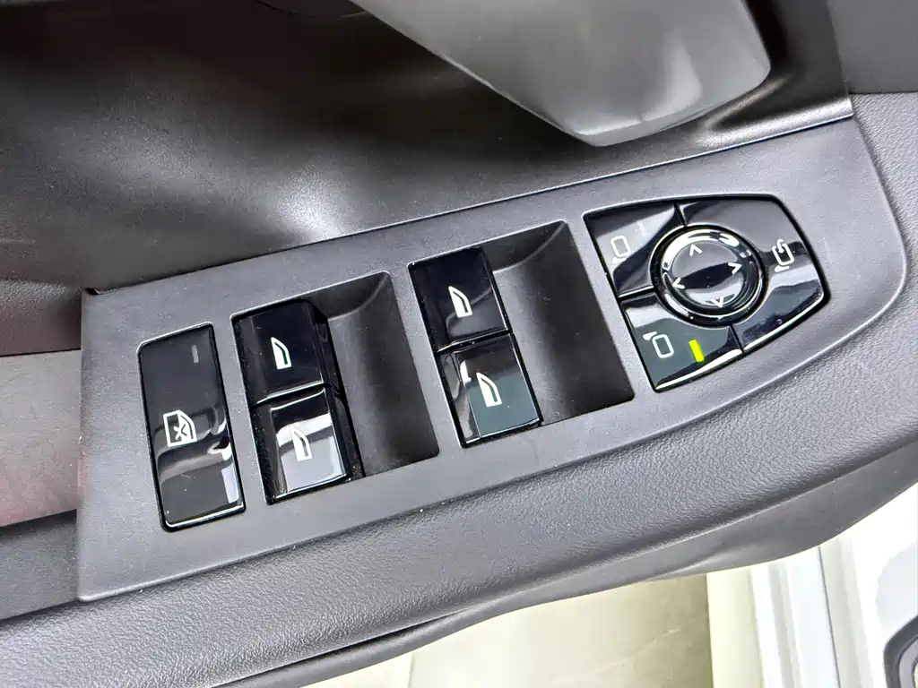 BMW 5 Series 2024 — фото 18