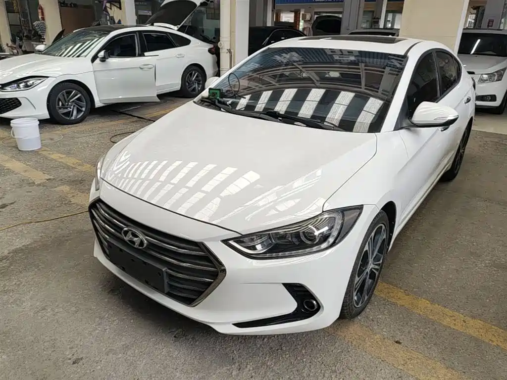 Hyundai Elantra 2019 — фото 1