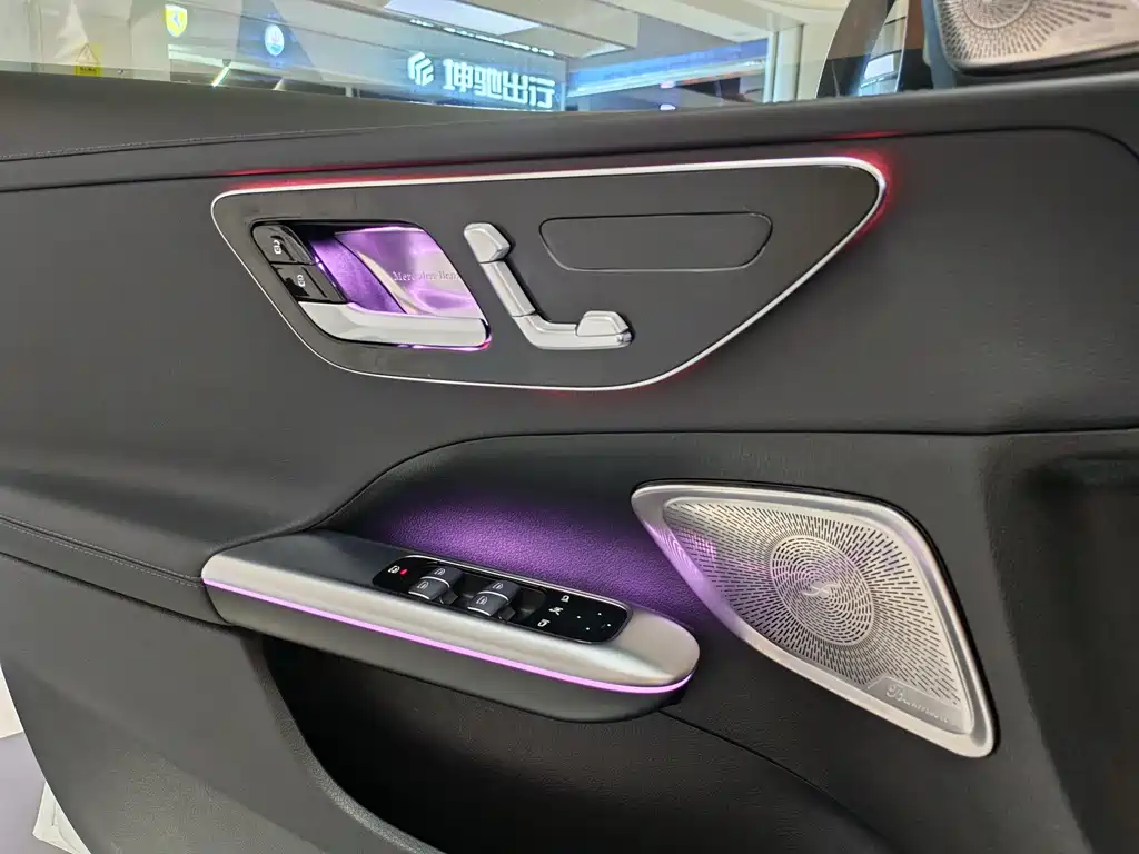 Mercedes-Benz C-Class 2025 — фото 10