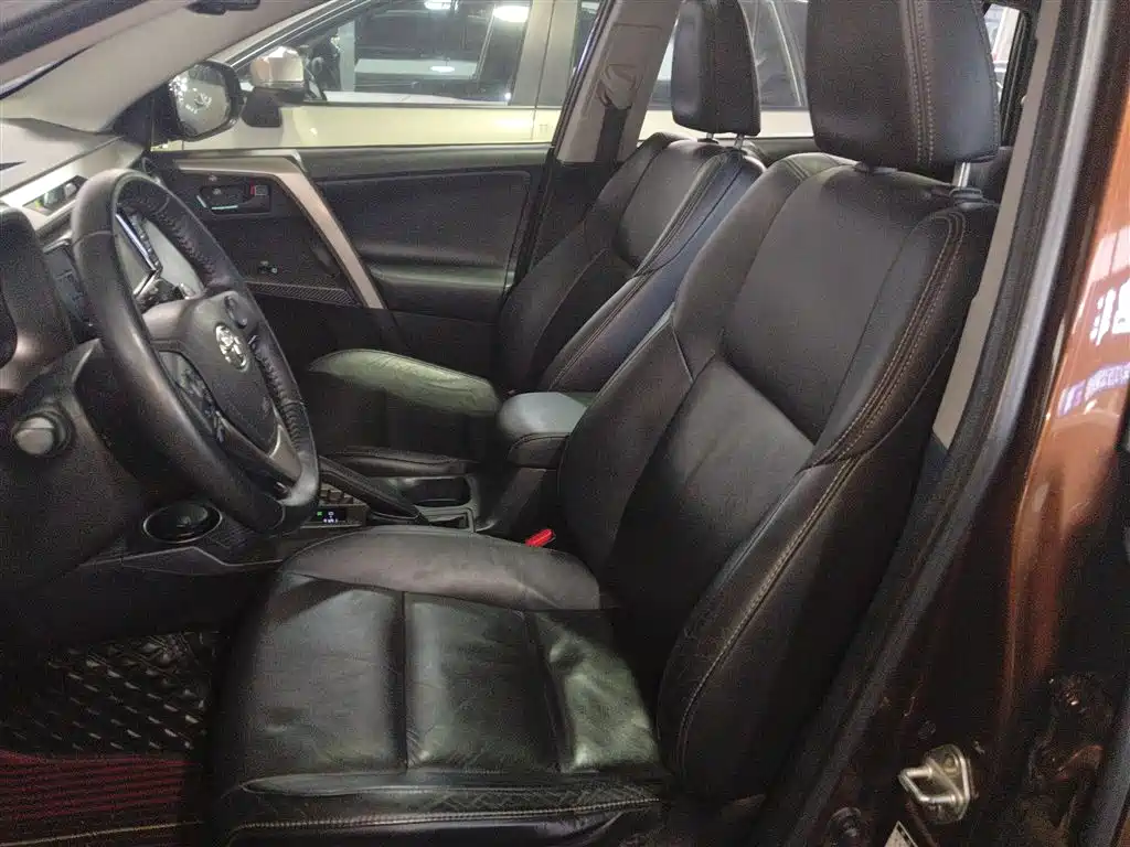 Toyota RAV4 2016 — фото 11