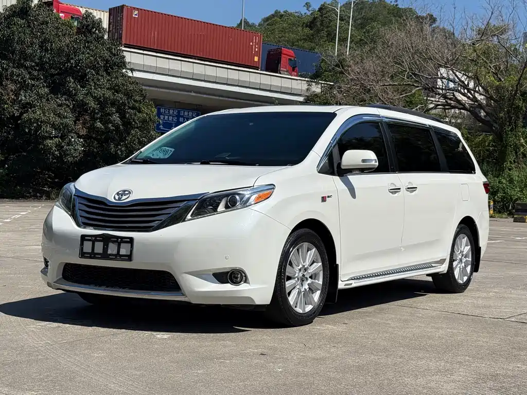 Toyota Sienna 2017 — фото 1