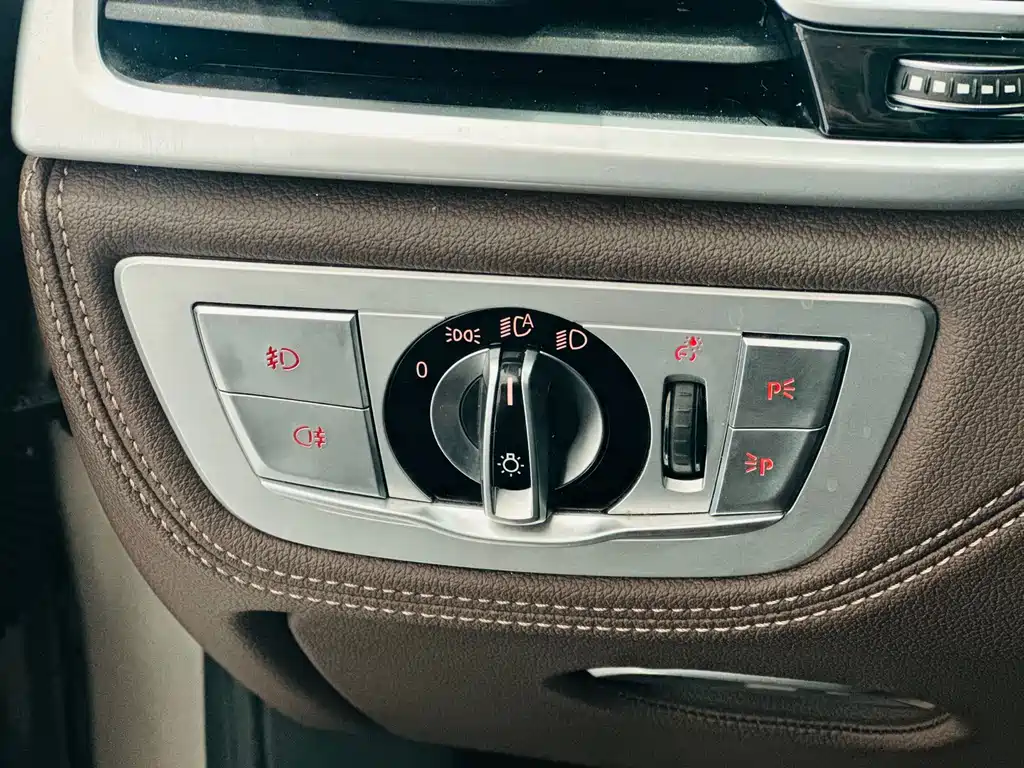 BMW 7 Series 2018 — фото 20