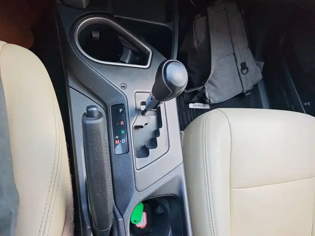 Toyota RAV4 2017 — фото 14