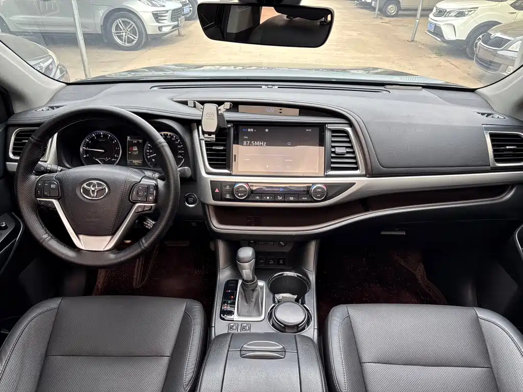Toyota Highlander 2022 — фото 12