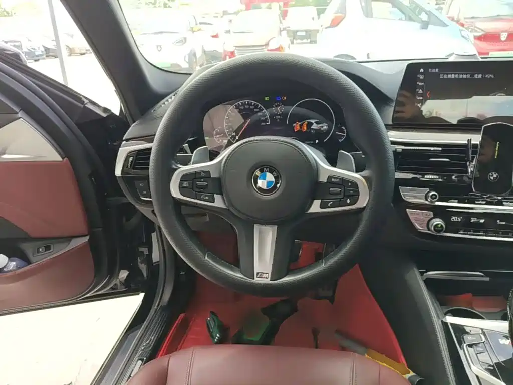 BMW 5 Series 2018 — фото 11