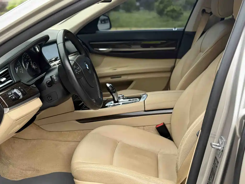 BMW 7 Series 2011 — фото 13