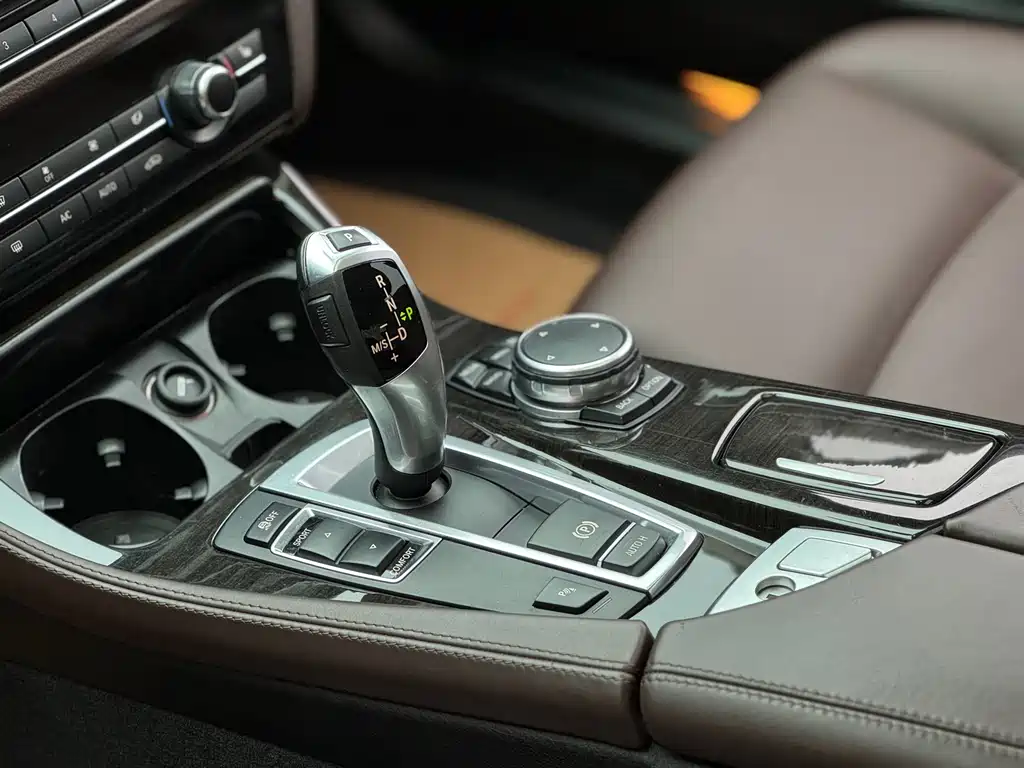 BMW 5 Series 2016 — фото 18