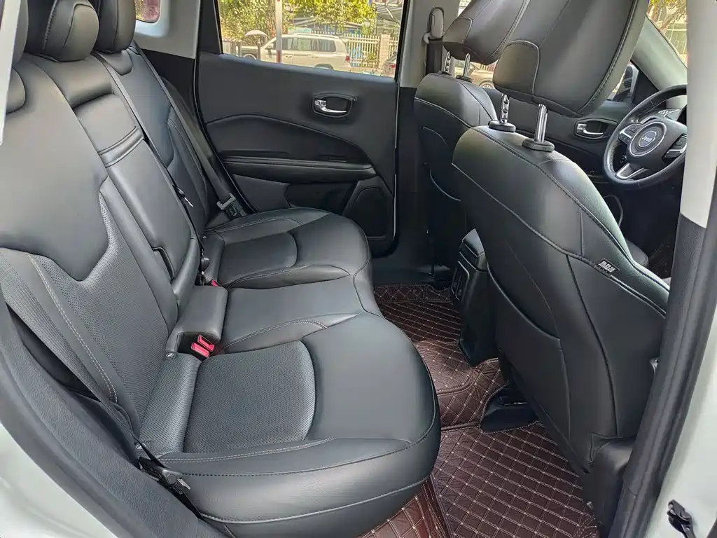 Jeep Compass 2018 — фото 11