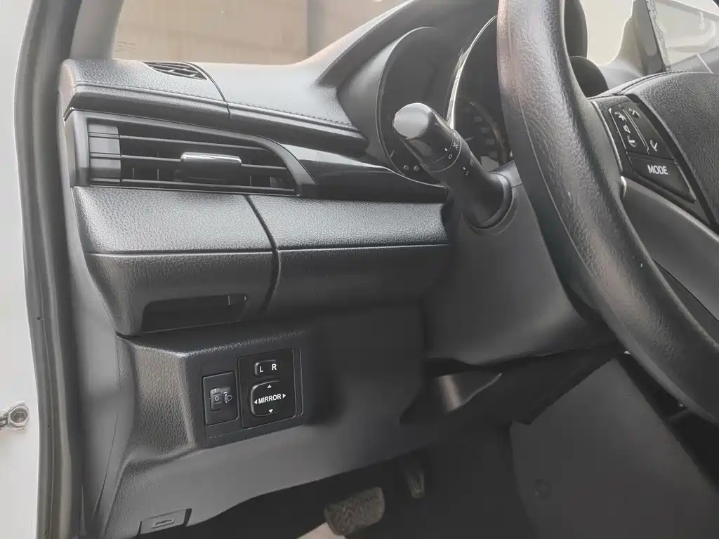 Toyota Yaris L 2022 — фото 12