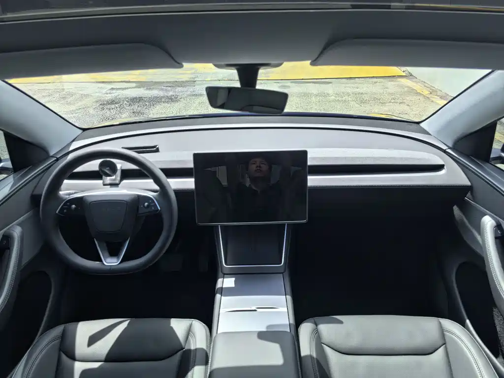 Tesla Model Y 2025 — фото 9