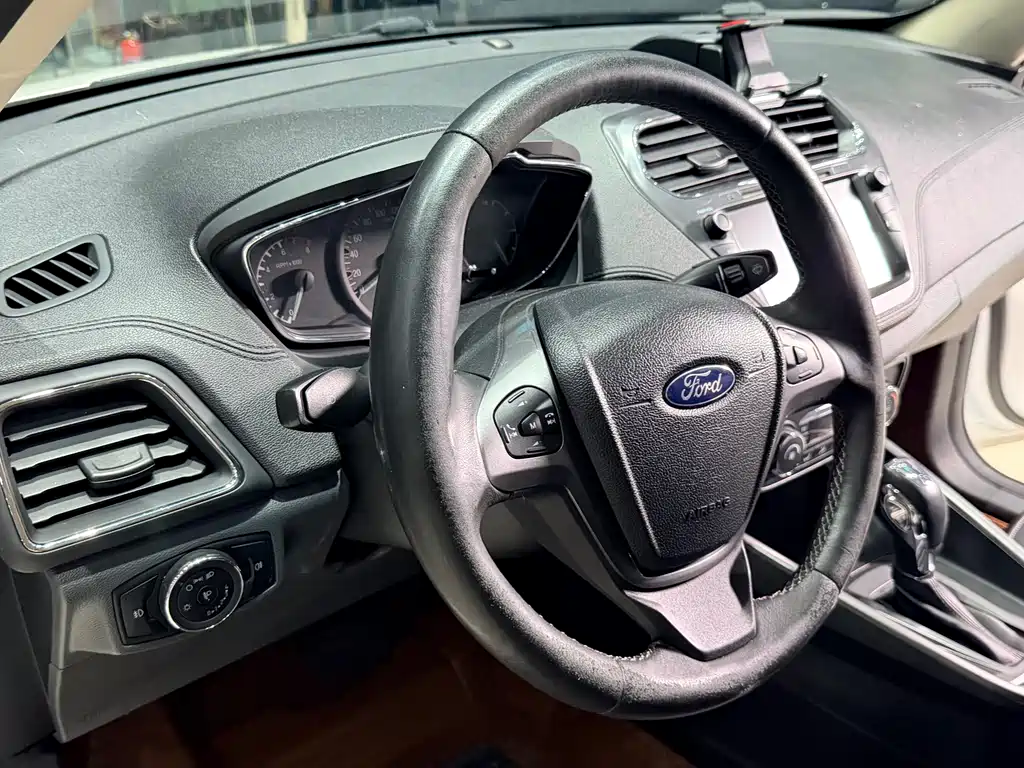 Ford Escort 2016 — фото 11