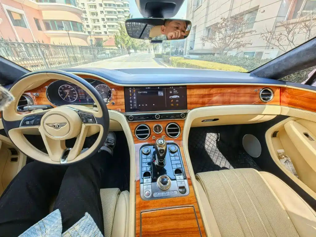 Bentley Continental 2022 — фото 11