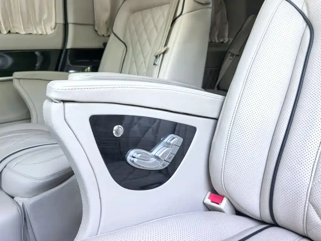 Mercedes-Benz V-Class 2018 — фото 16