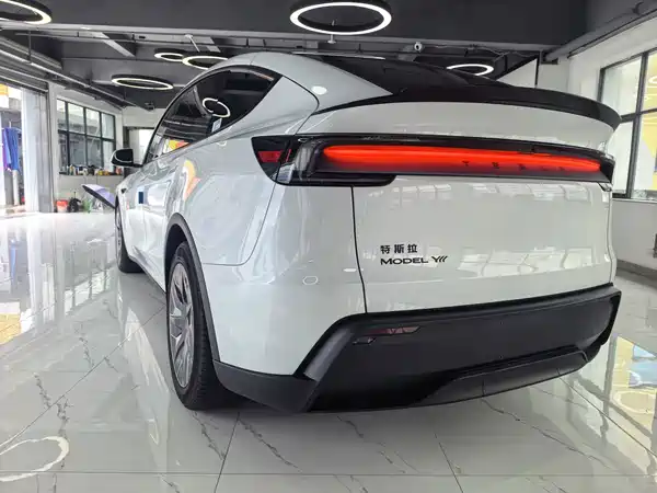Tesla Model Y L 2026