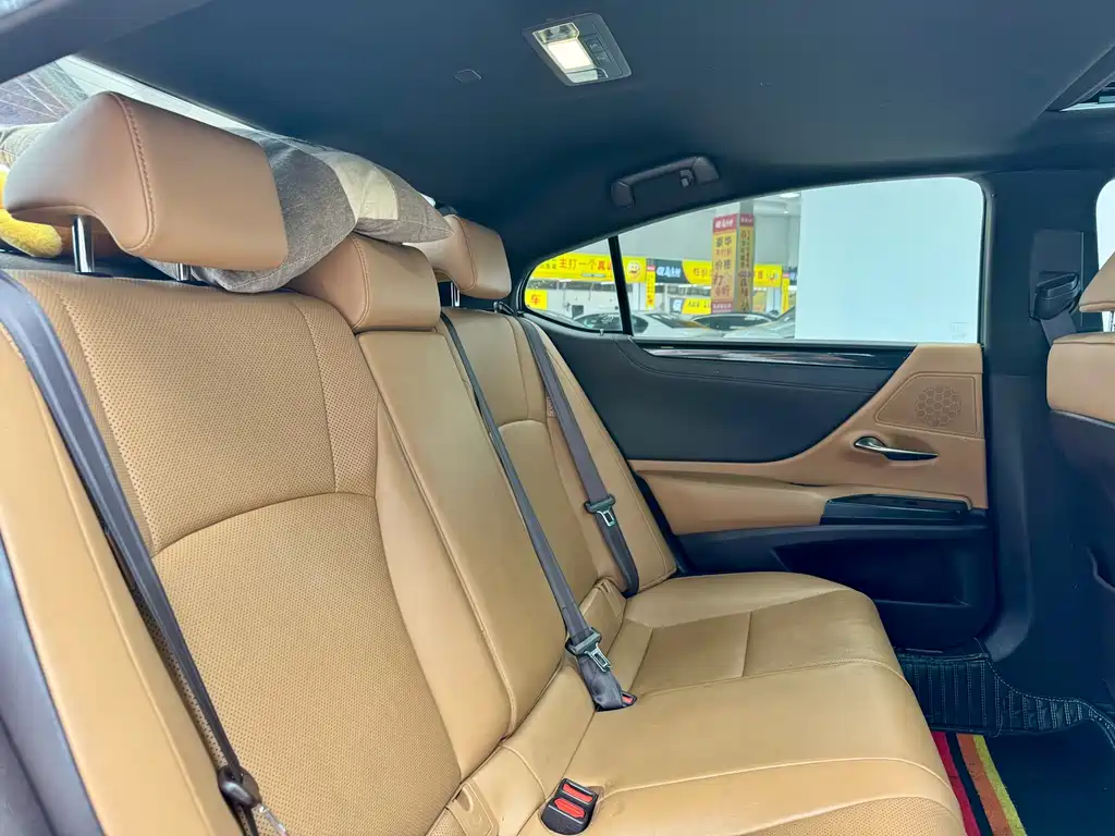 Lexus ES 2019 — фото 11