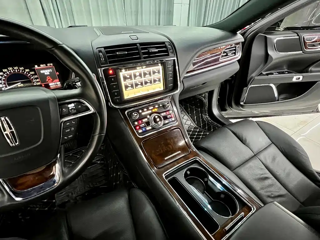 Lincoln Continental 2019 — фото 12
