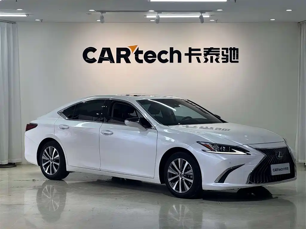 Lexus ES 2020